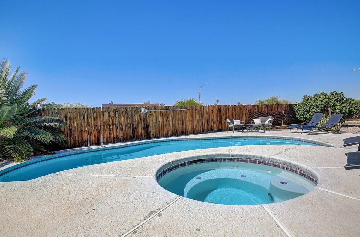 Pool & Hot Tub! Centrally Located, Less Than 3 Miles To The Strip! *