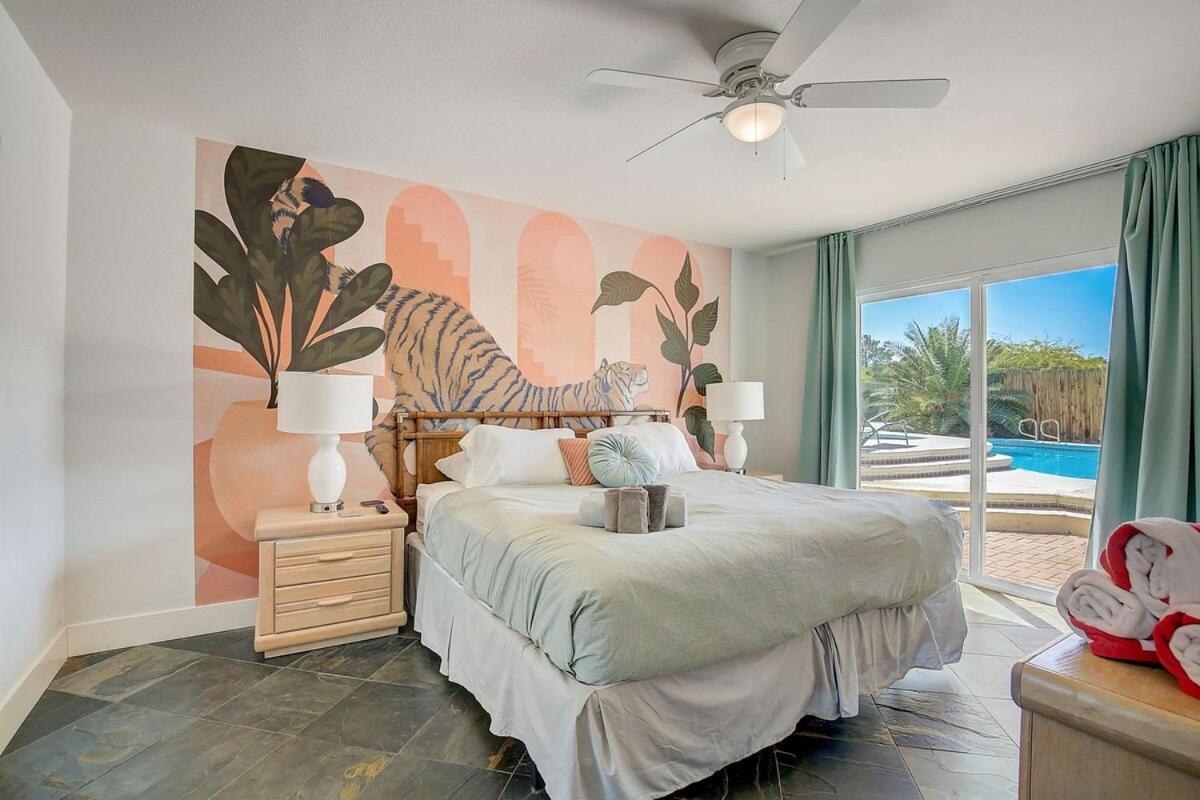 Pool & Hot Tub! Centrally Located, Less Than 3 Miles To The Strip!