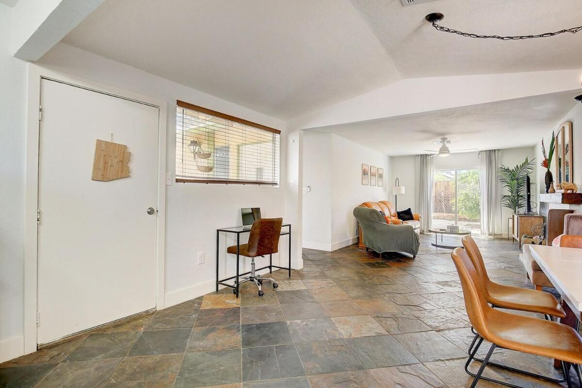 Holiday home Pool & Hot Tub! Centrally Located, Less Than 3 Miles To The Strip! *