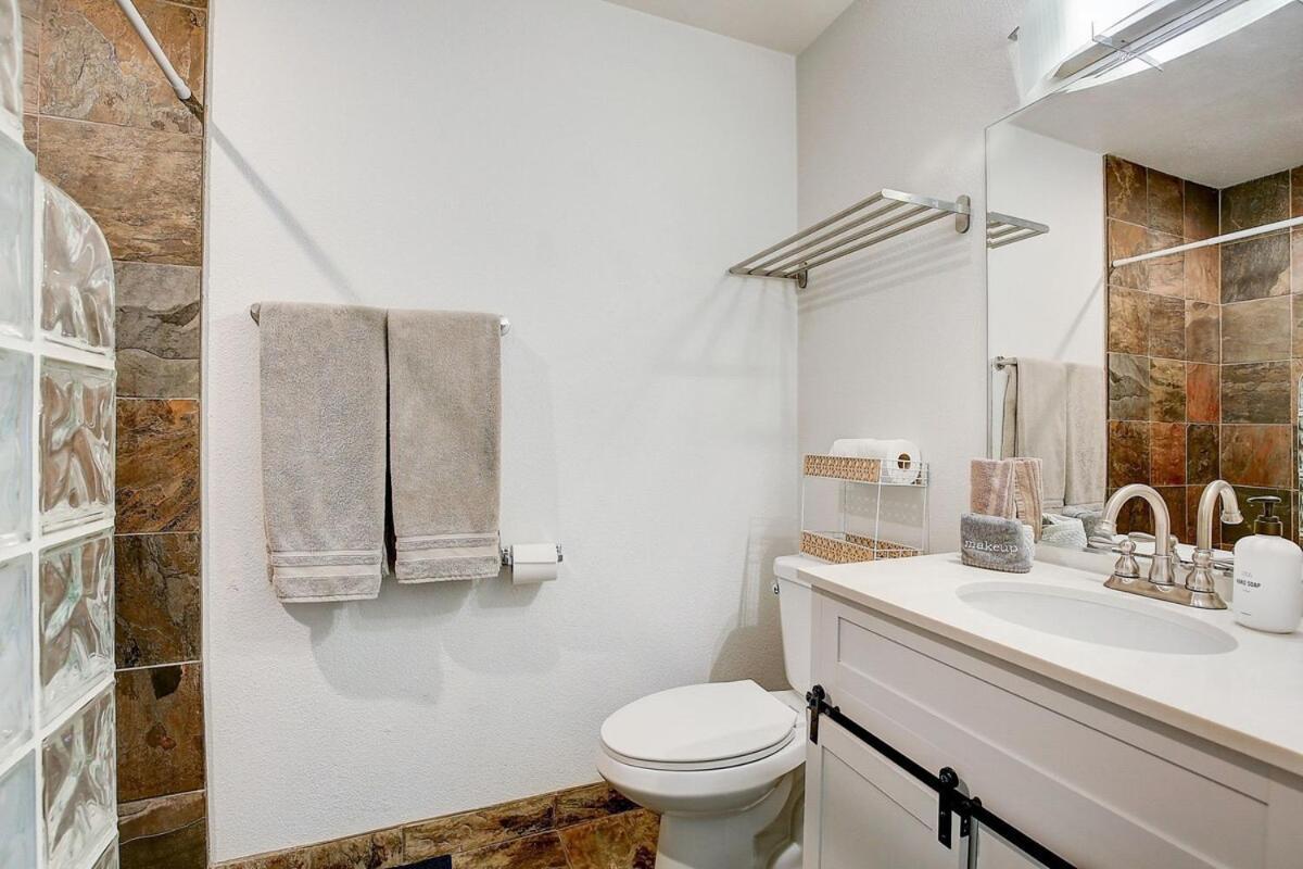 Pool & Hot Tub! Centrally Located, Less Than 3 Miles To The Strip! Holiday home Las Vegas