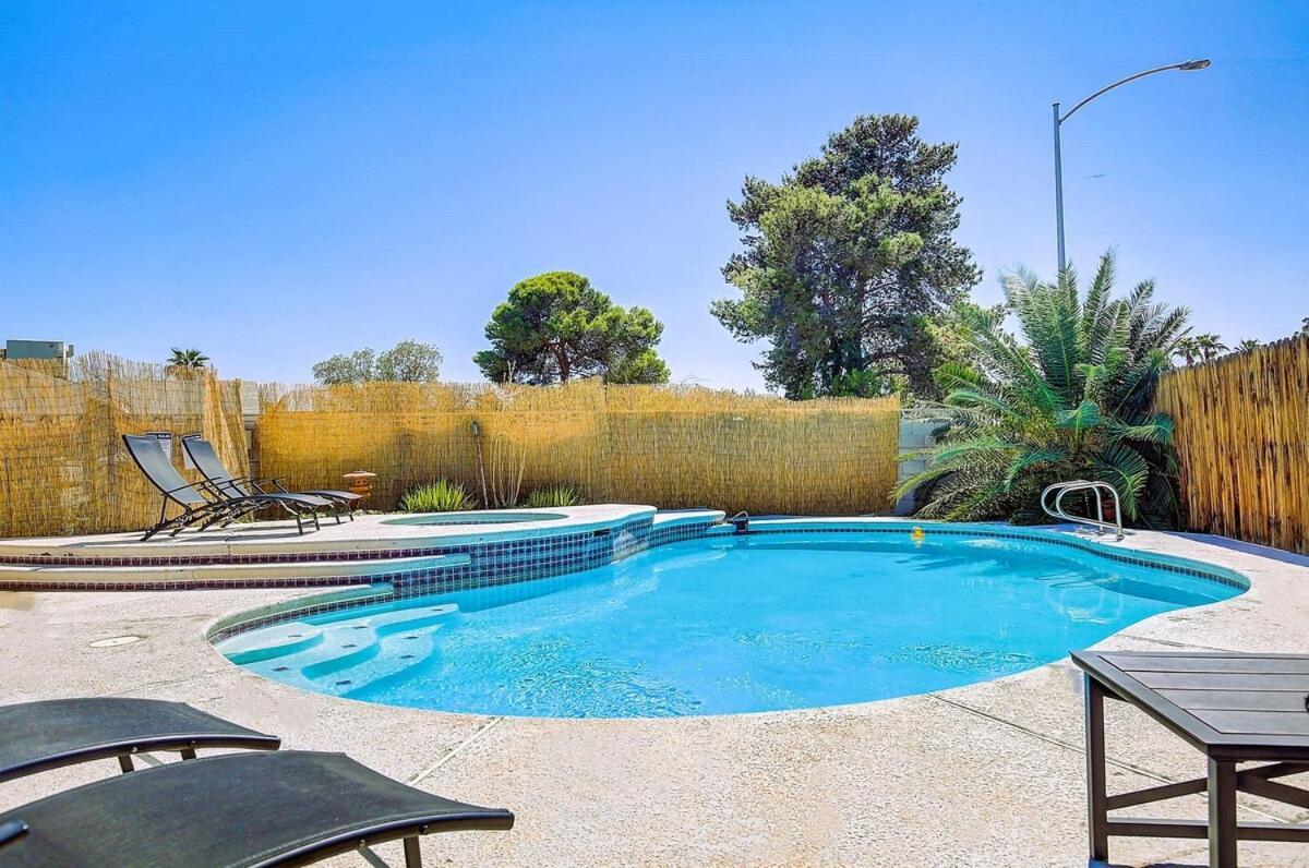 Pool & Hot Tub! Centrally Located, Less Than 3 Miles To The Strip! Las Vegas