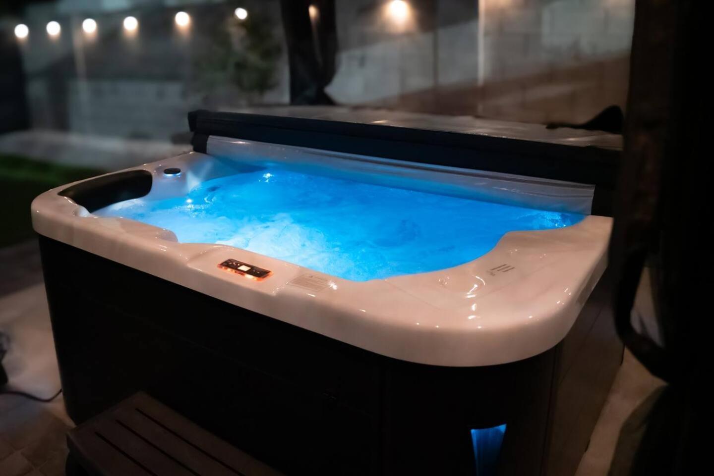 Enchanting Gardenhome- Spacious Yardluxe Jacuzzi * Las Vegas