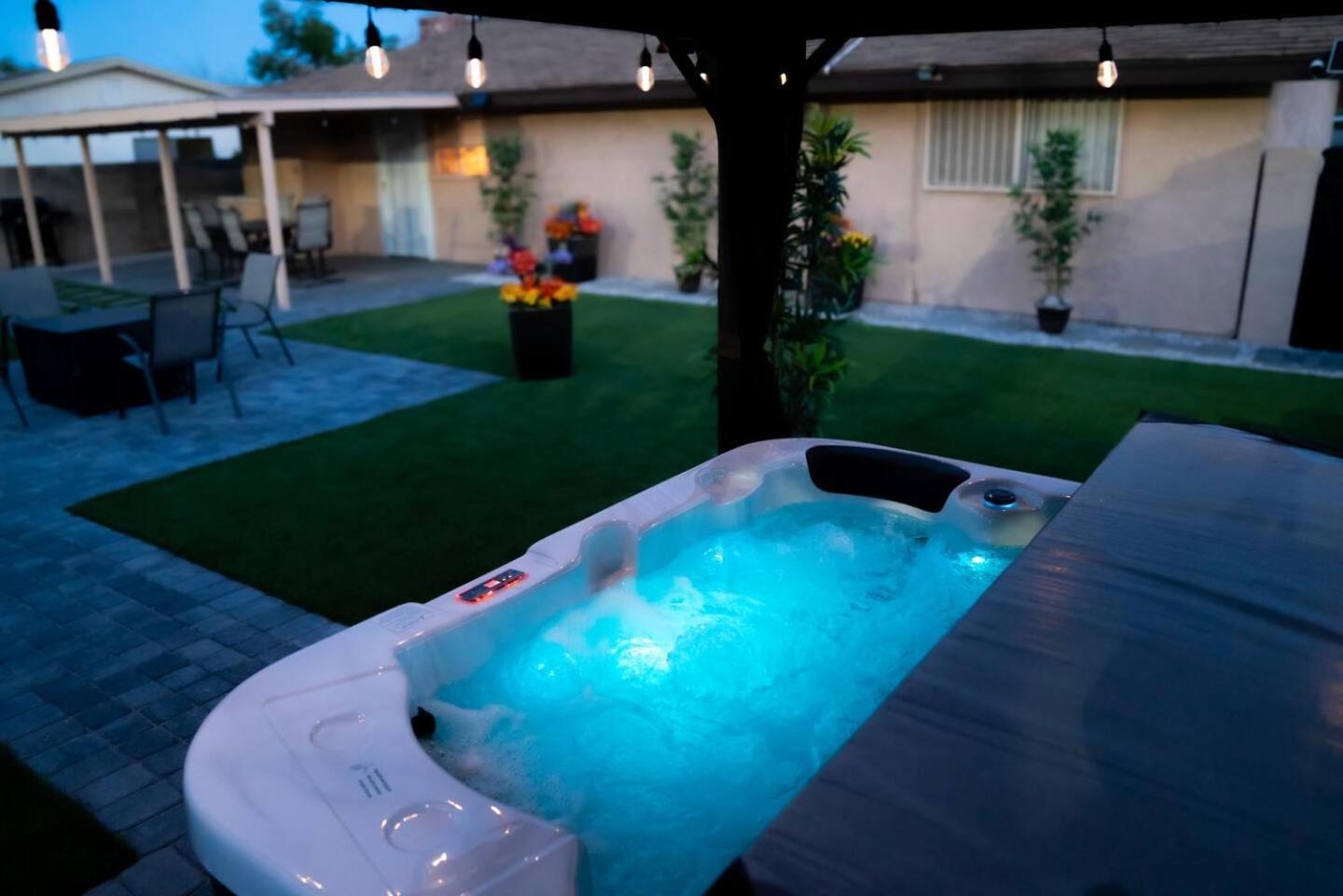 Enchanting Gardenhome- Spacious Yardluxe Jacuzzi Holiday home *