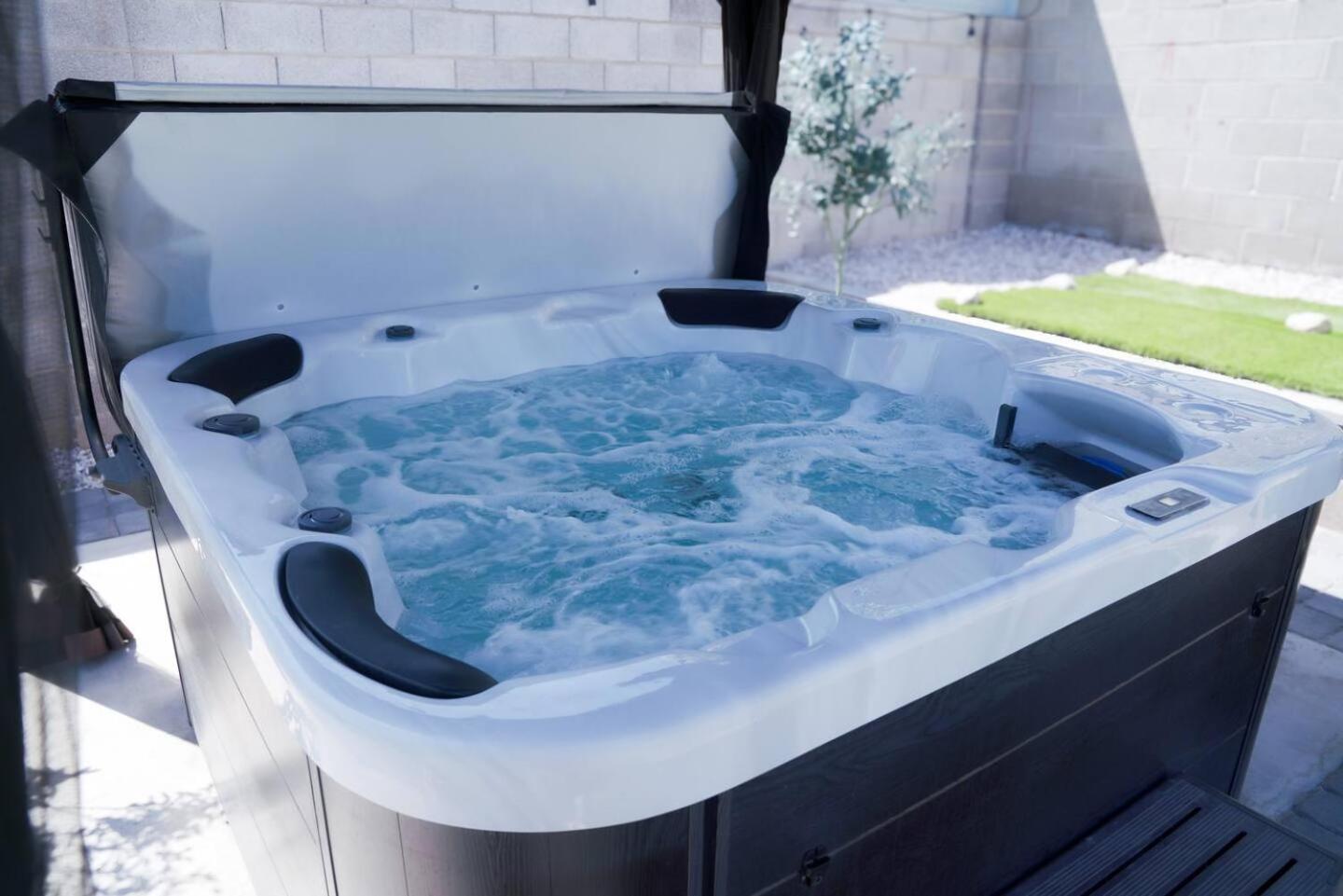Enchanting Gardenhome- Spacious Yardluxe Jacuzzi Holiday home