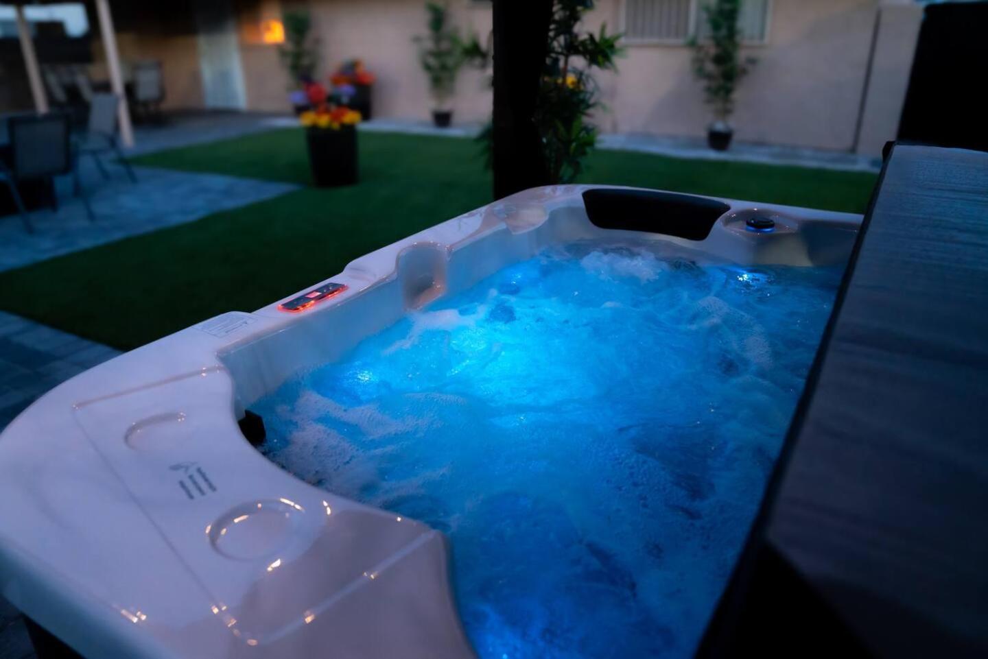Holiday home Enchanting Gardenhome- Spacious Yardluxe Jacuzzi *