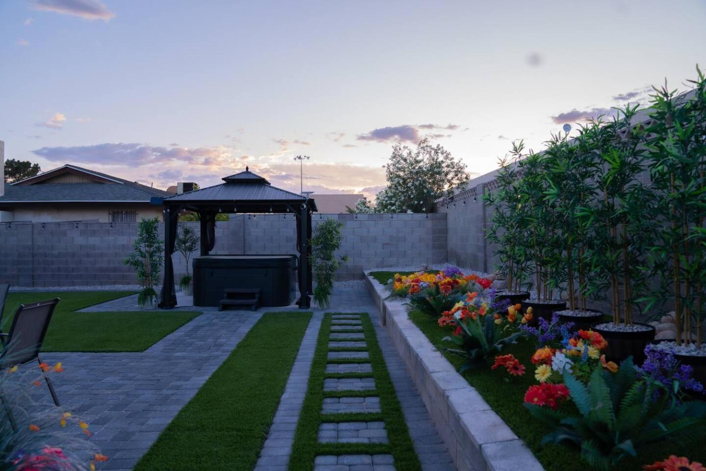 Enchanting Gardenhome- Spacious Yardluxe Jacuzzi Holiday home Las Vegas
