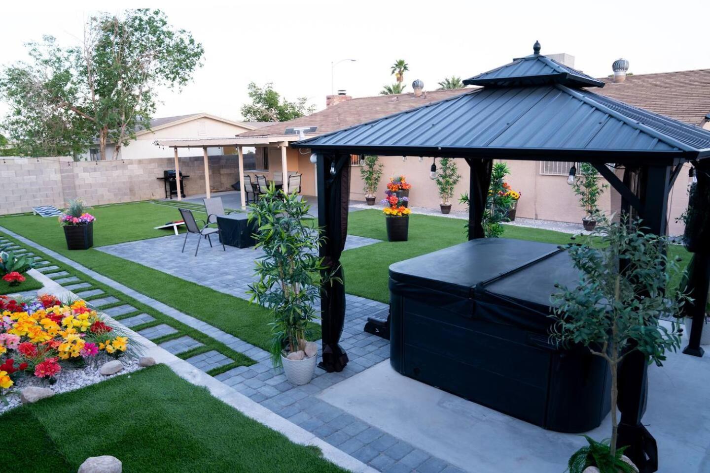 Enchanting Gardenhome- Spacious Yardluxe Jacuzzi Holiday home
