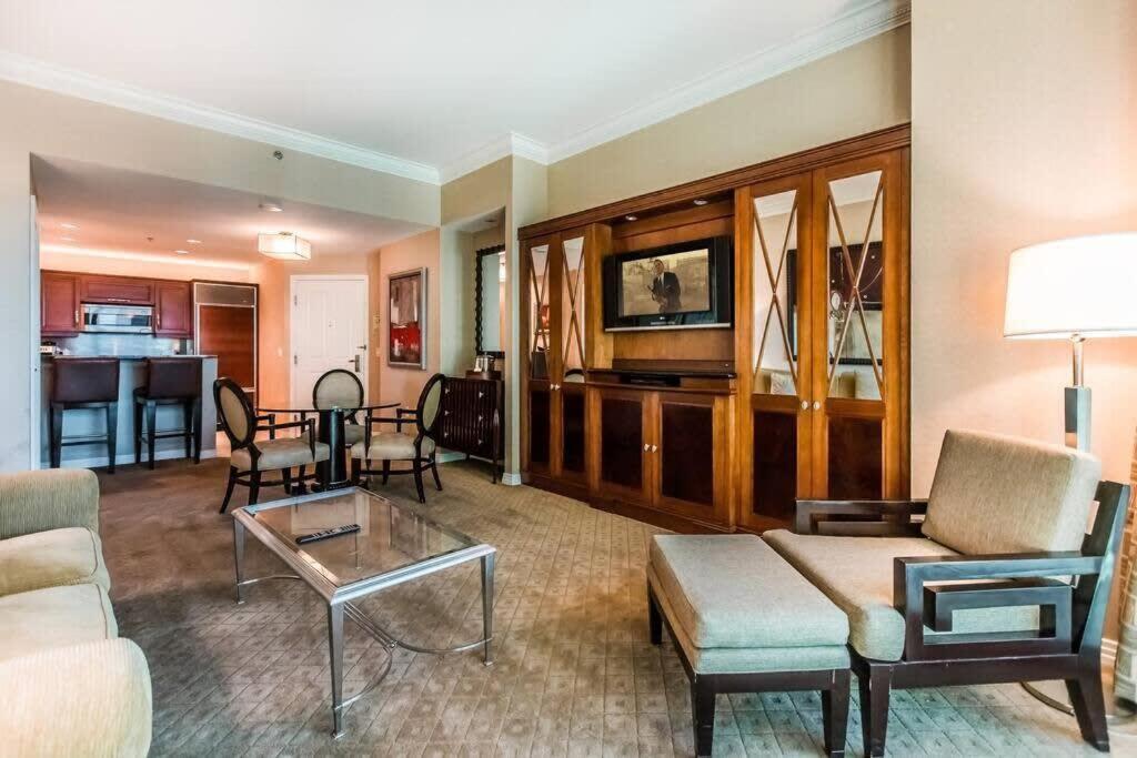 Stunning Mgm 1br W Airport & Mountain Views 10802 Apartment *