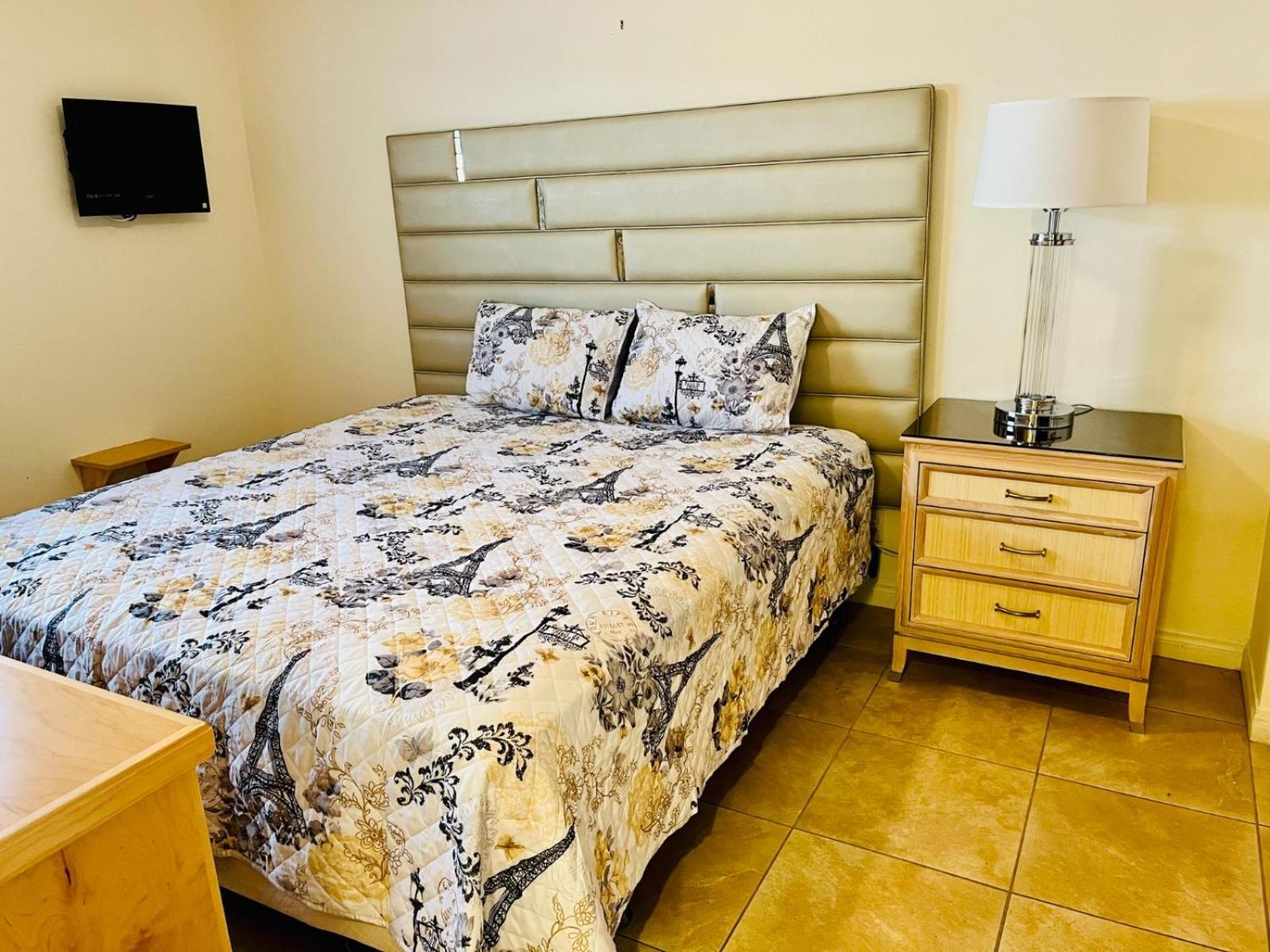 In Cheerful 2-bed House - Shared Bathroom Homestay