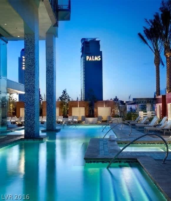 Incredible Penthouse Strip Views Balcony Access *