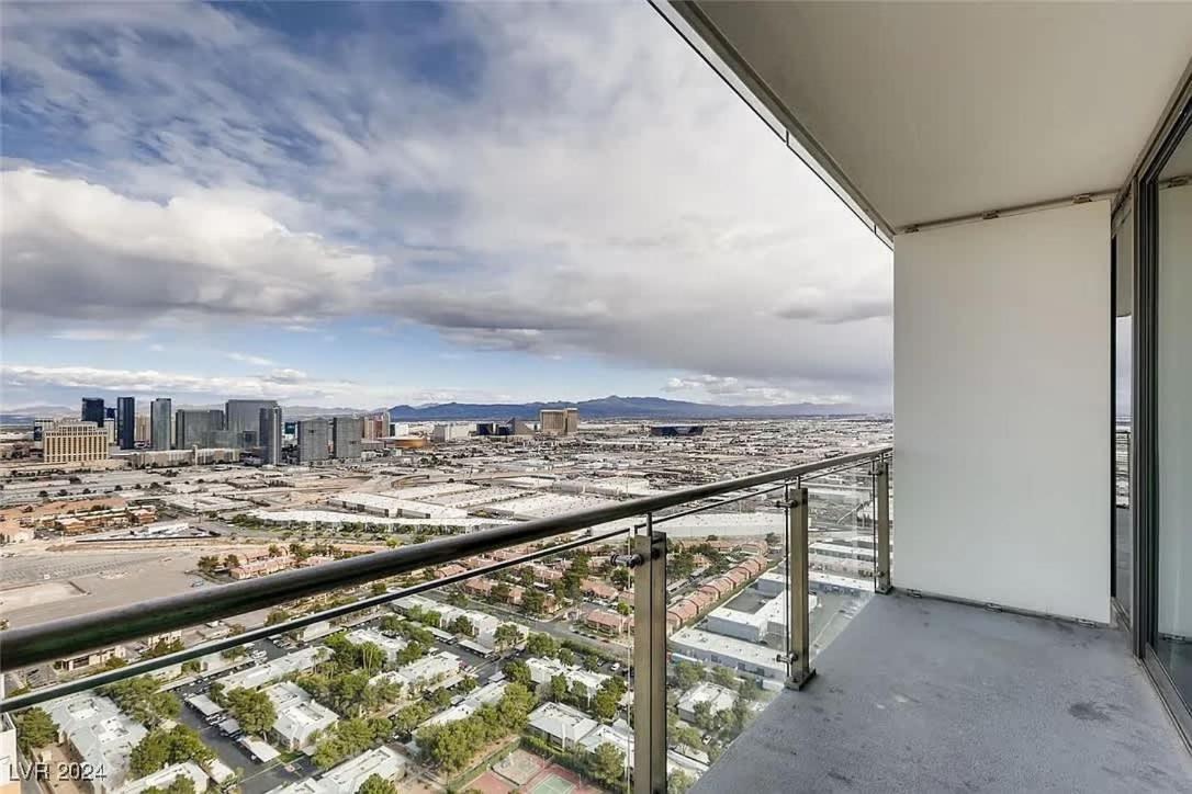 Incredible Penthouse Strip Views Balcony Access Holiday home Las Vegas