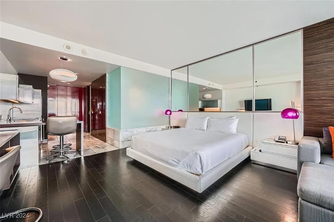 Incredible Penthouse Strip Views Balcony Access