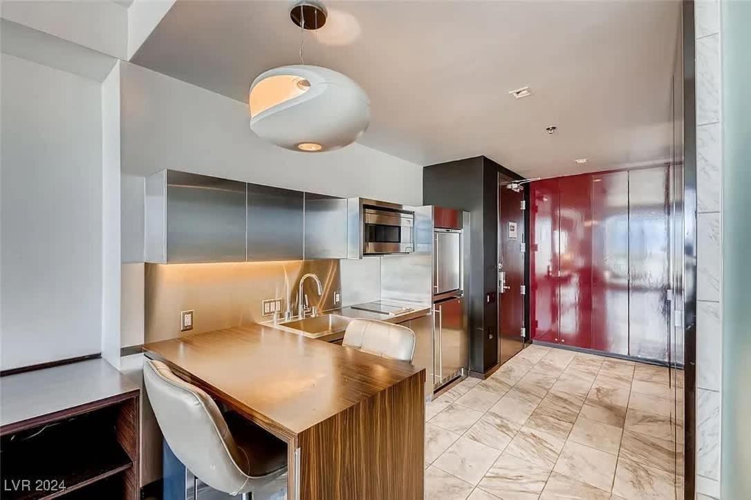 Incredible Penthouse Strip Views Balcony Access *
