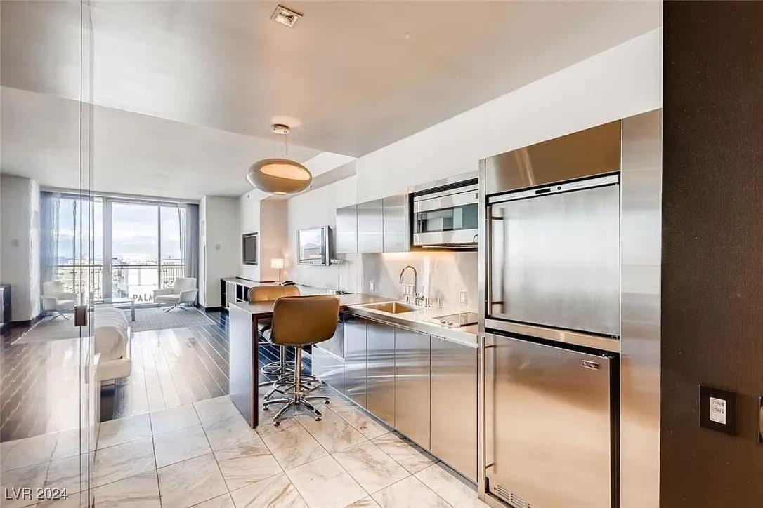 Incredible Penthouse Strip Views Balcony Access *