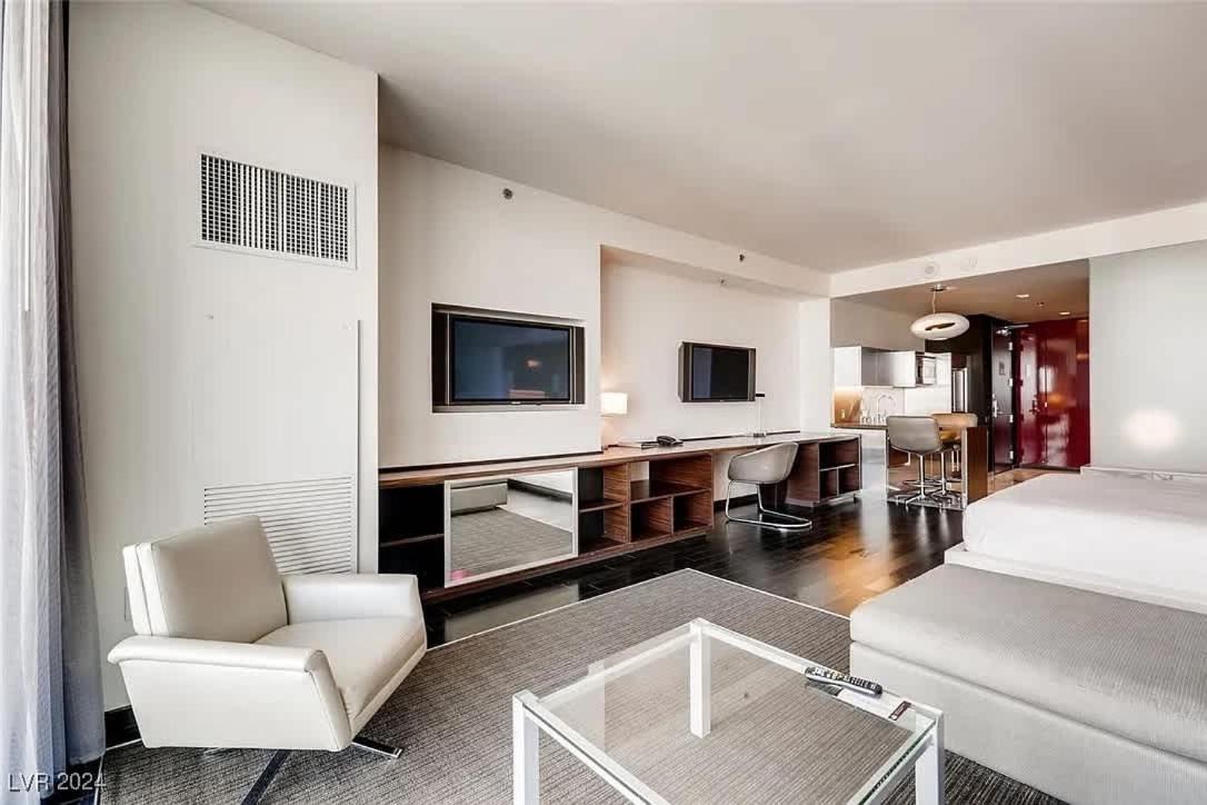 Incredible Penthouse Strip Views Balcony Access