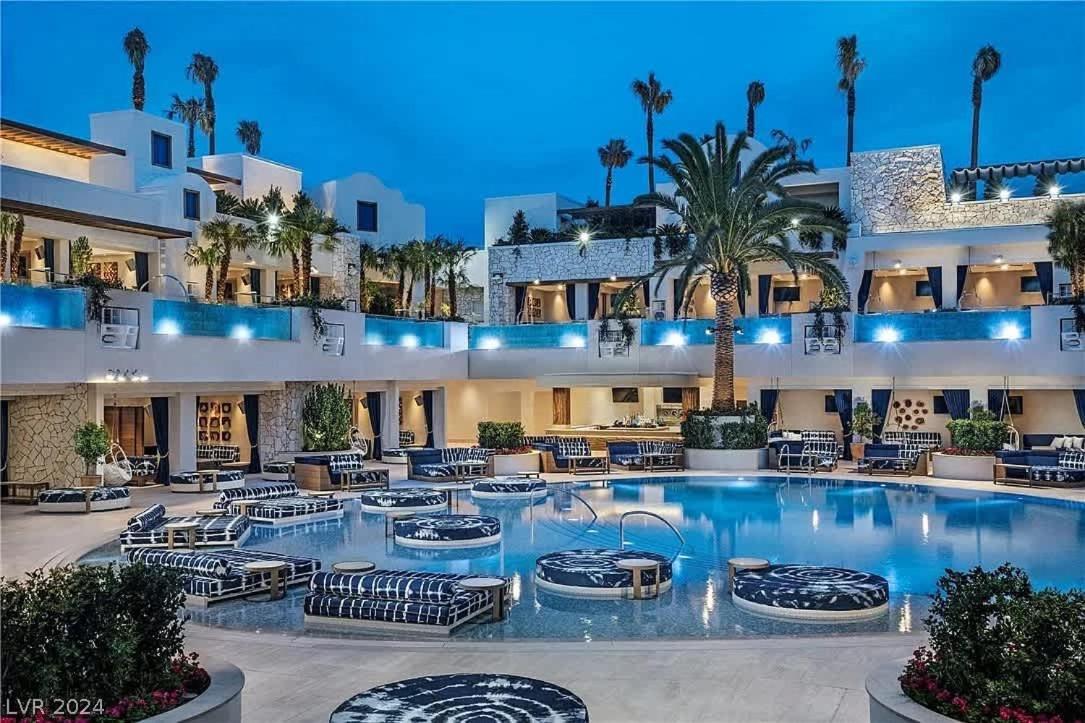 Incredible Penthouse Strip Views Balcony Access * Las Vegas