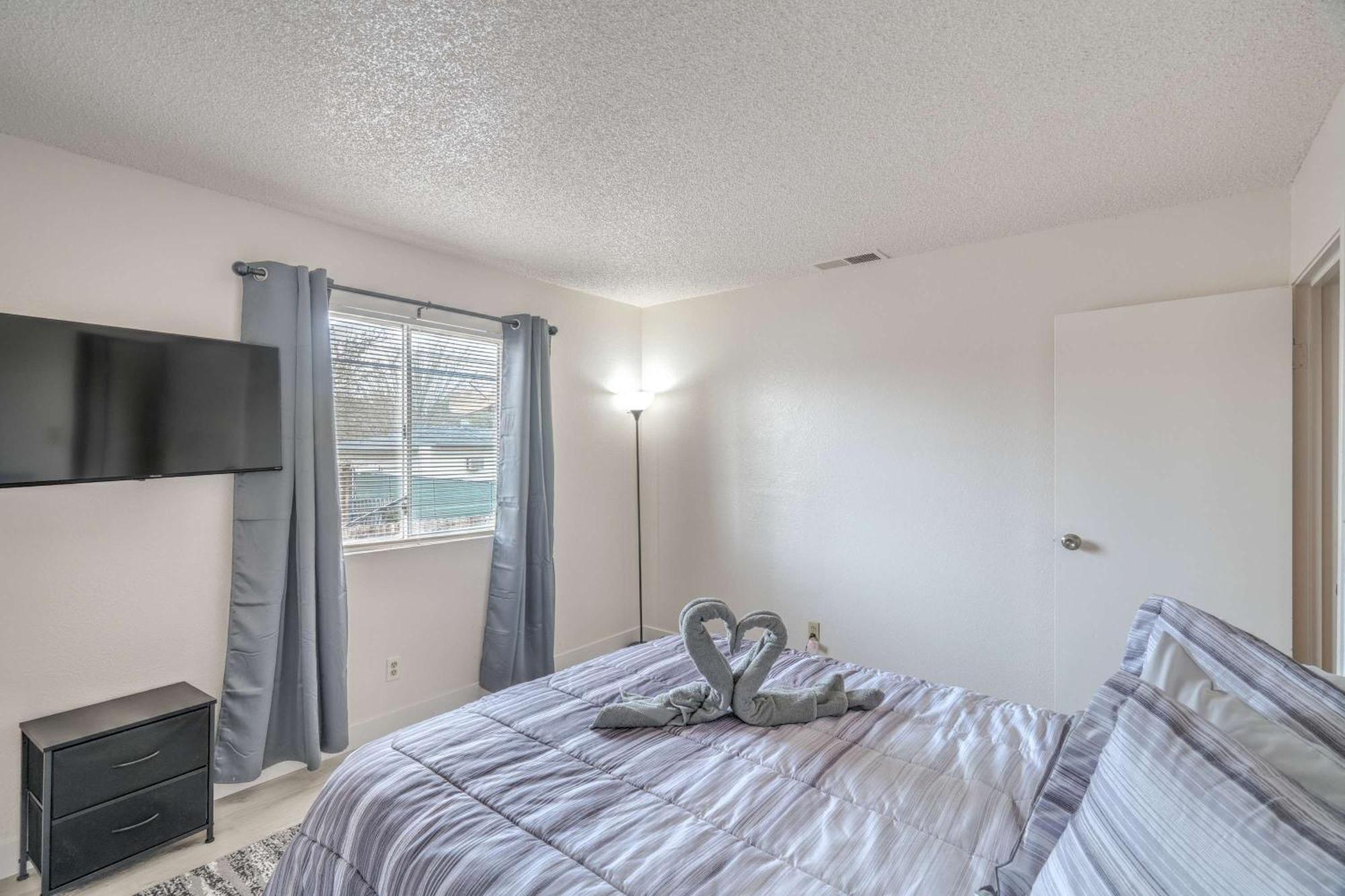 Stylish Near Vegas Strip! Sleeps 6! *