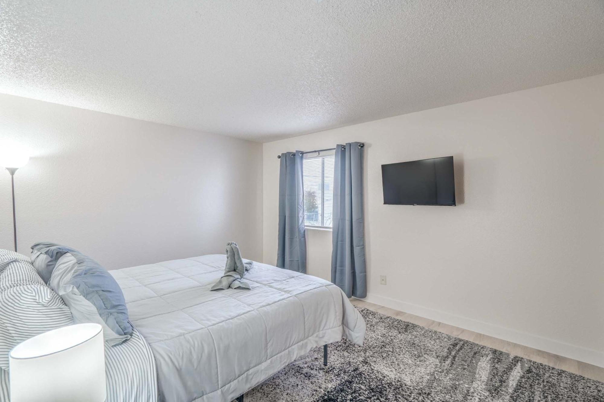 Stylish Near Vegas Strip! Sleeps 6! *