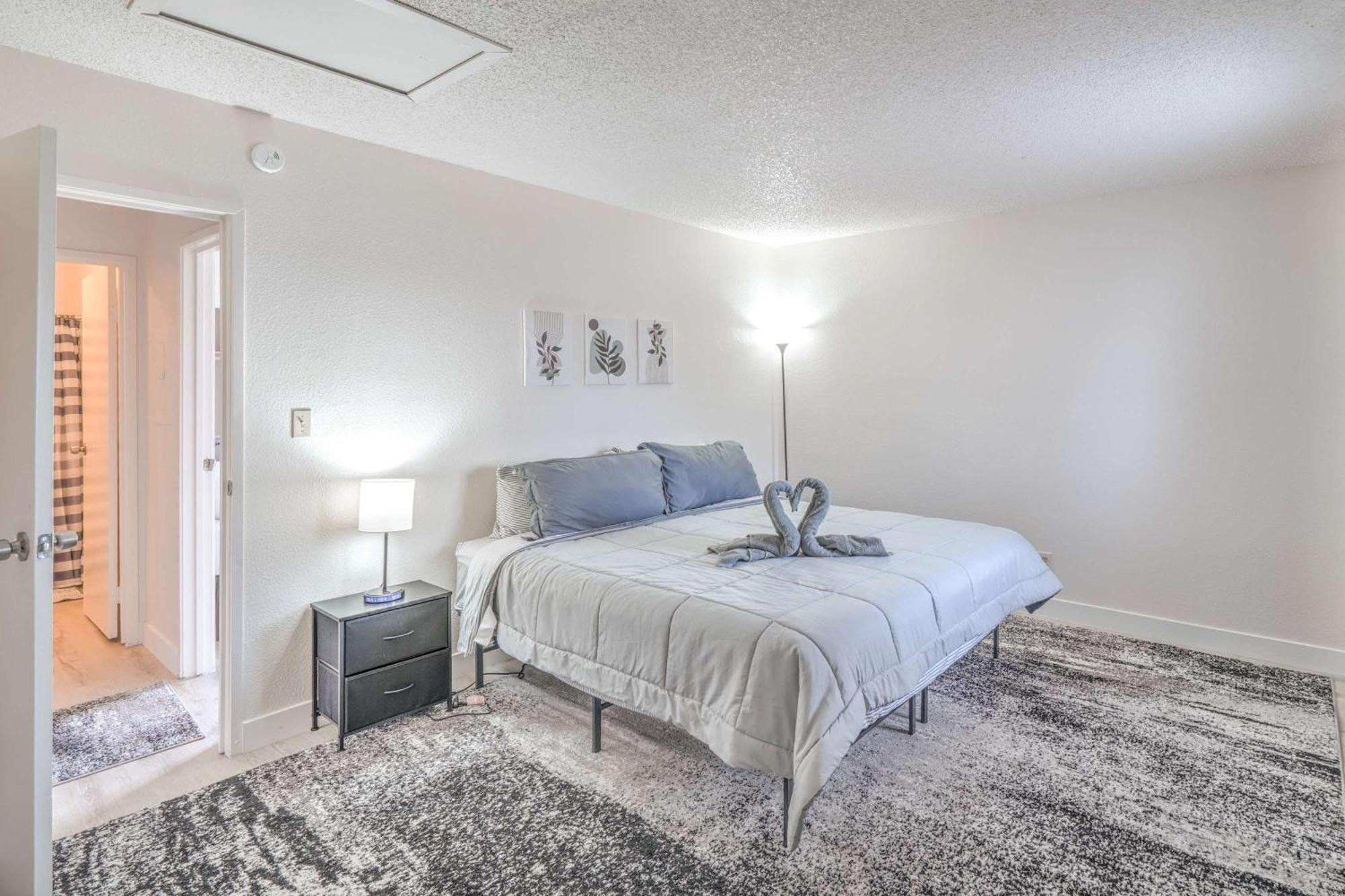 Stylish Near Vegas Strip! Sleeps 6! Holiday home