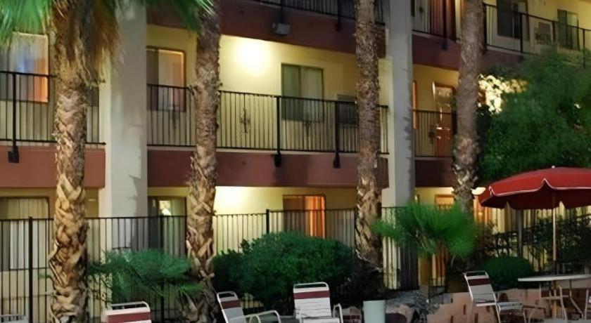 Nellis At Main Gate Hotel