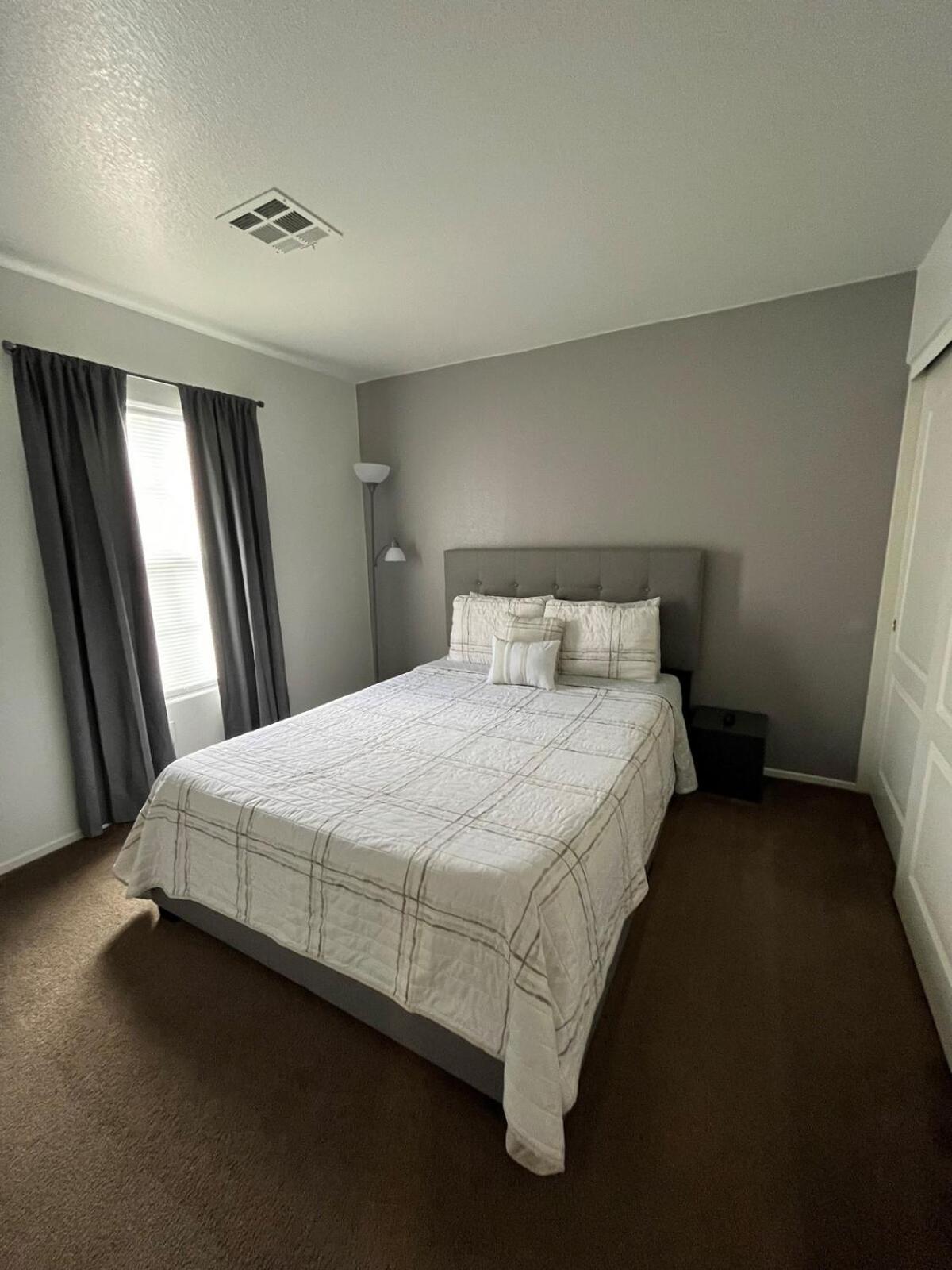 Beautiful 2 Story 20 Minutes From The Strip Holiday home *
