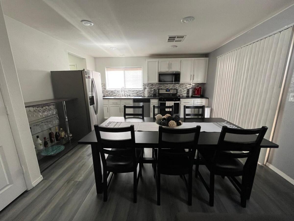 Beautiful 2 Story 20 Minutes From The Strip Holiday home *