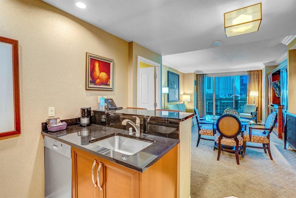 Mgm 1br 7th Floor Strip View, Balcony Apartment *