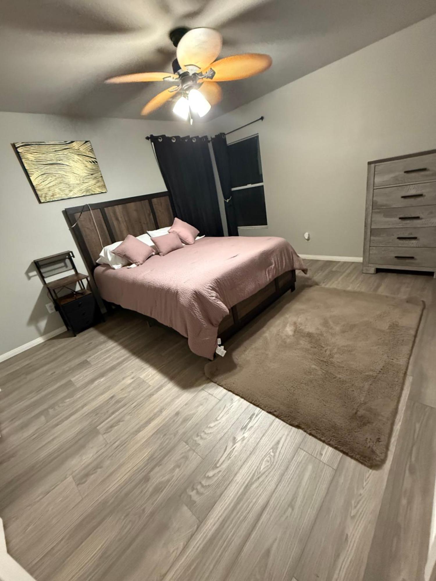 Vegas Spacious Close To Everything Homestay