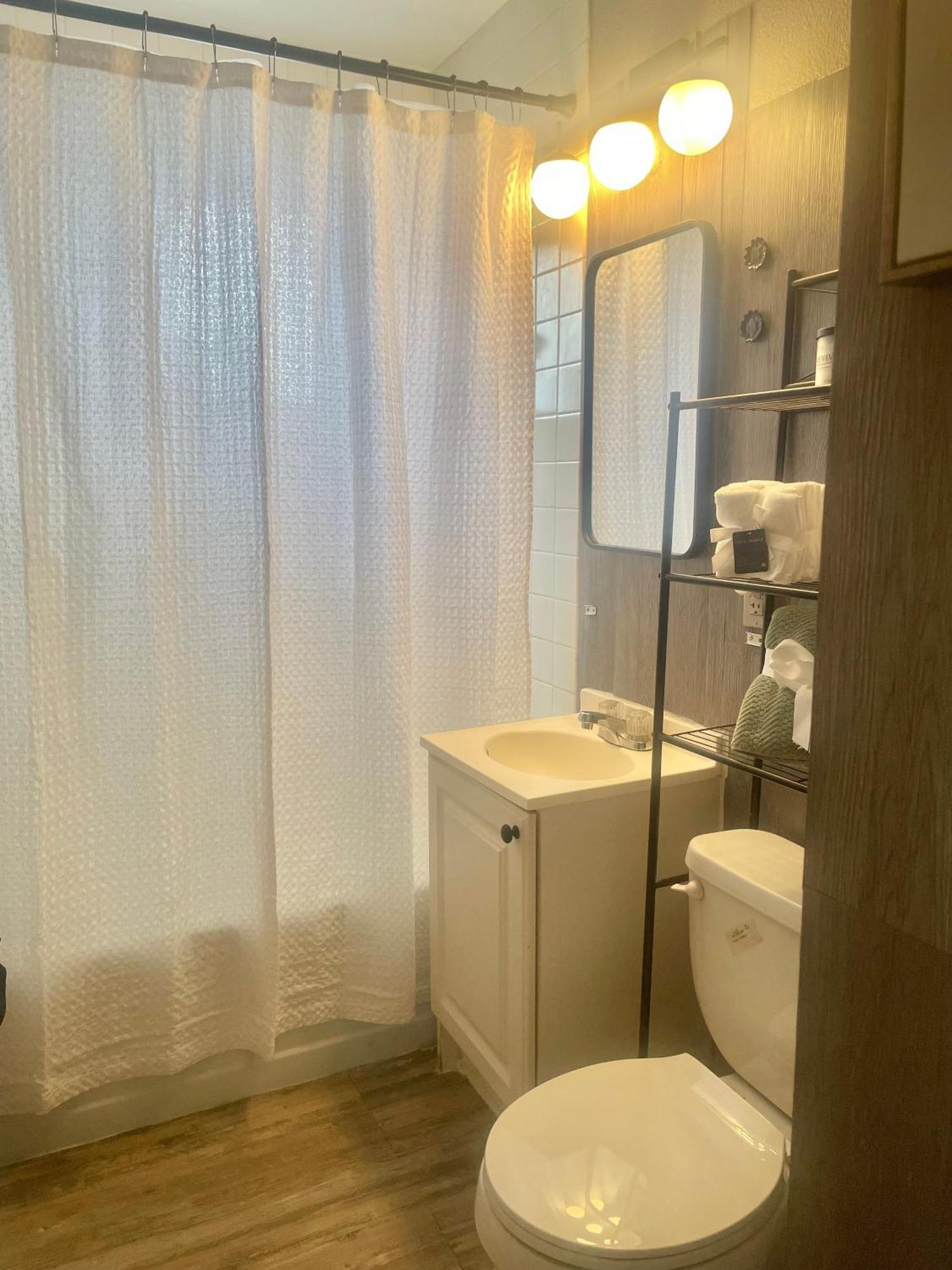 Apartment Diamond In The Ruff! Vegas 5 Mins Walking To The Fremont Experience! *