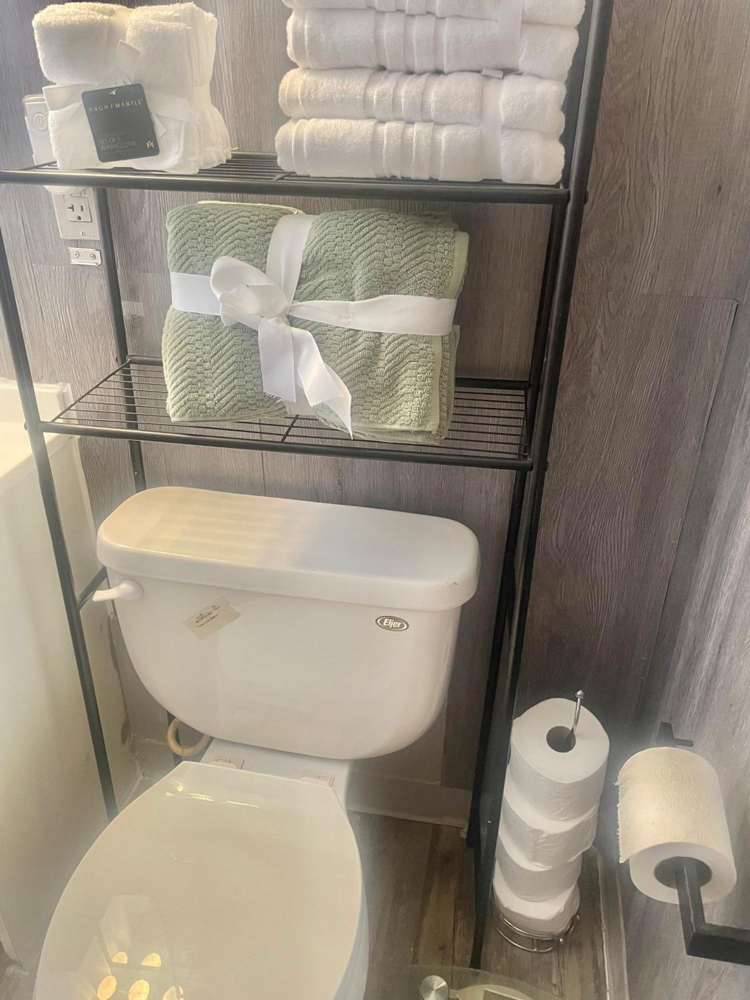 Apartment Diamond In The Ruff! Vegas 5 Mins Walking To The Fremont Experience! *