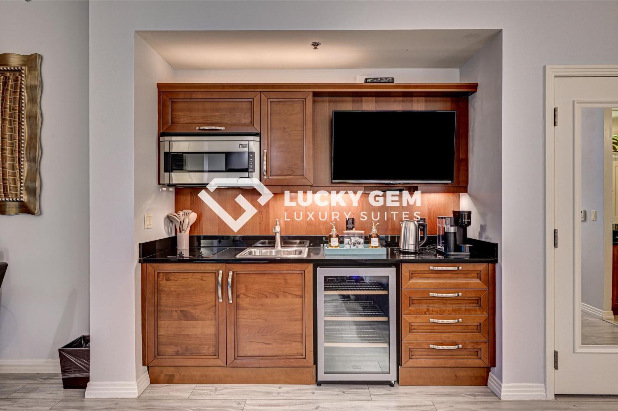 Lucky Gem Penthouse & Luxury At Signature Resort, Balcony Strip View 3505