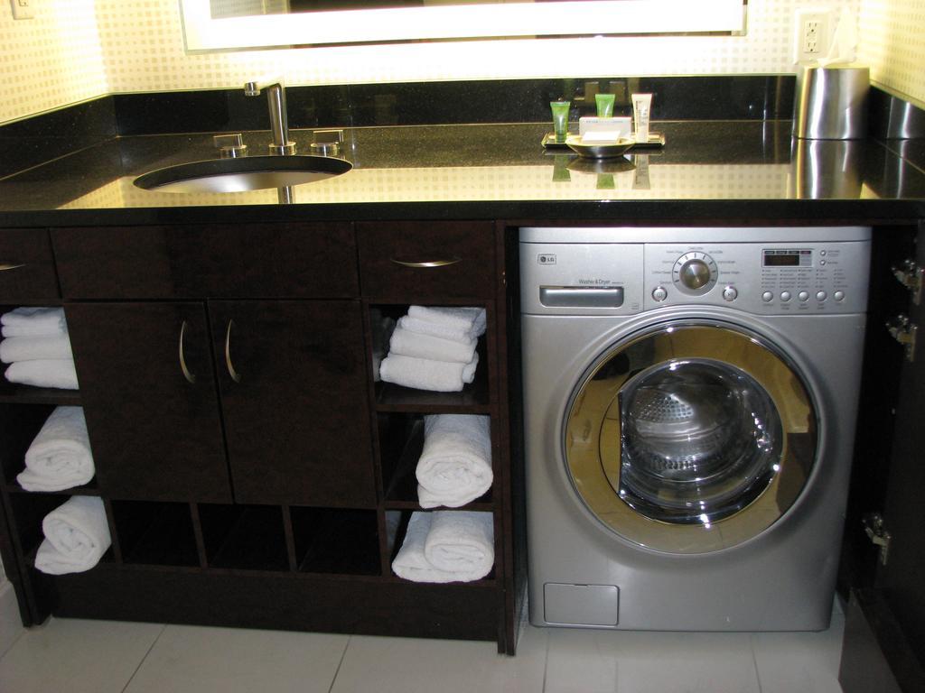 At Elara Vegas Center Strip-no Fees Aparthotel *