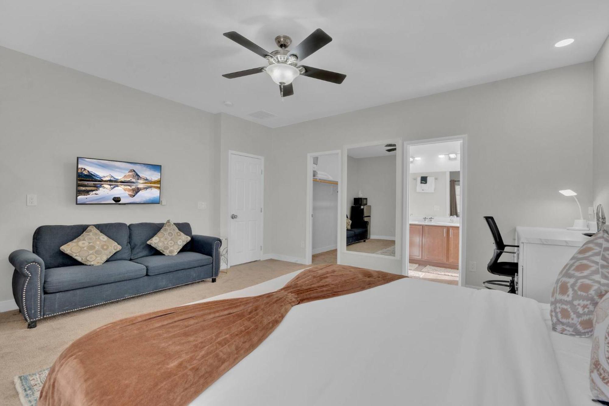 Holiday home 5BD | 5BA | 2-Kitchens| Backyard - ComfortInBudget Las Vegas