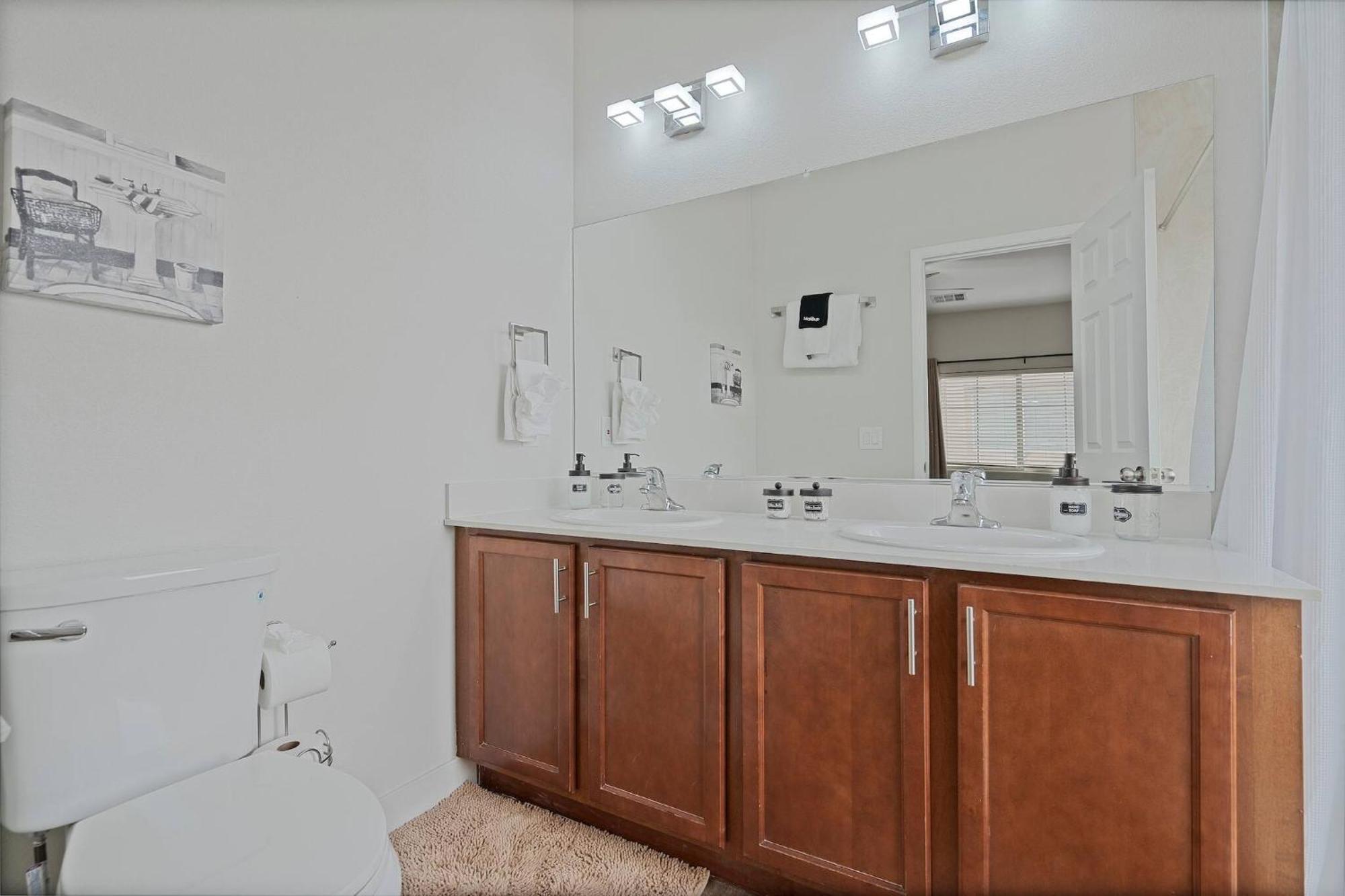 Holiday home 5BD | 5BA | 2-Kitchens| Backyard - ComfortInBudget Las Vegas