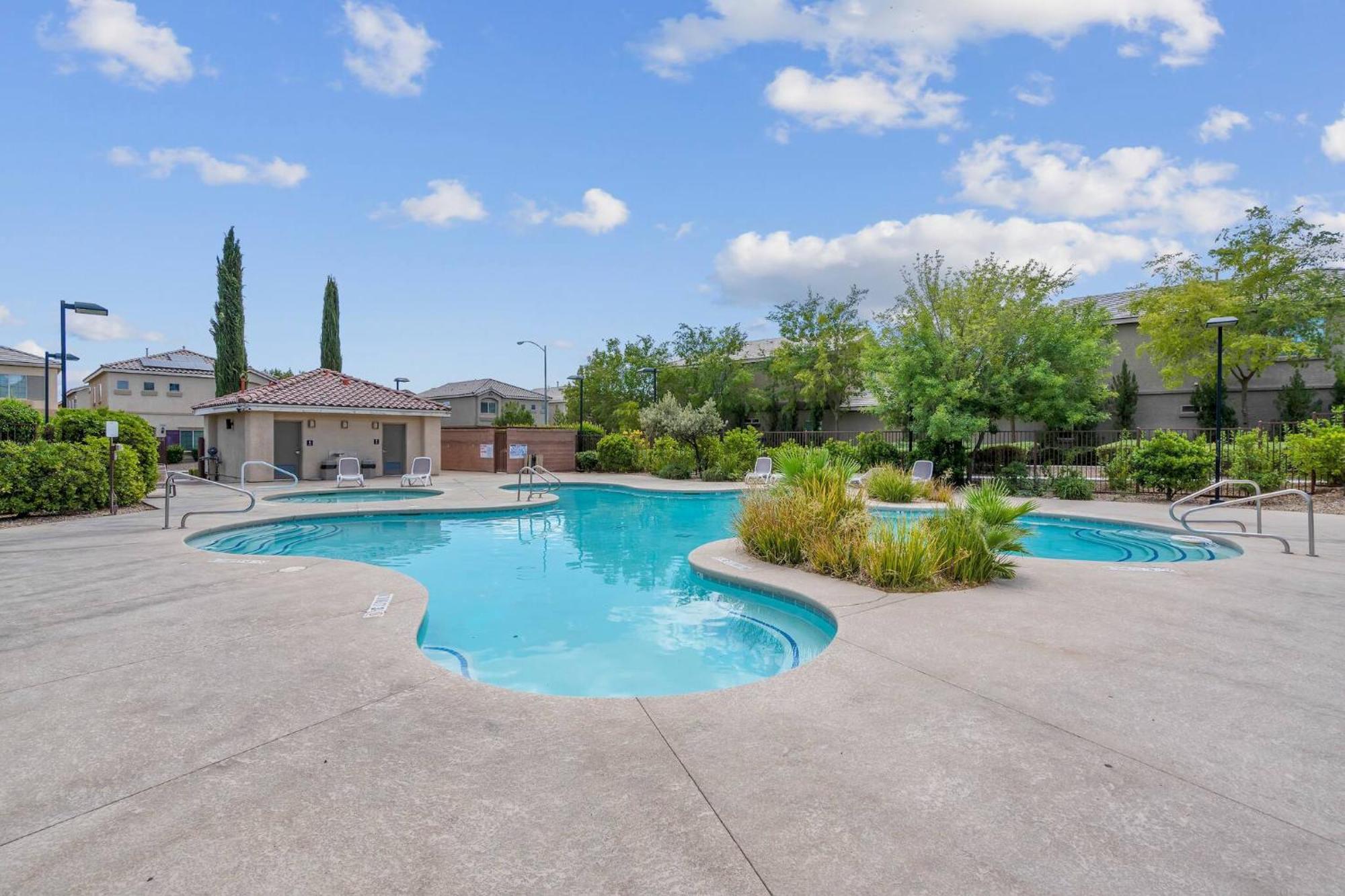 Holiday home 5BD | 5BA | 2-Kitchens| Backyard - ComfortInBudget
