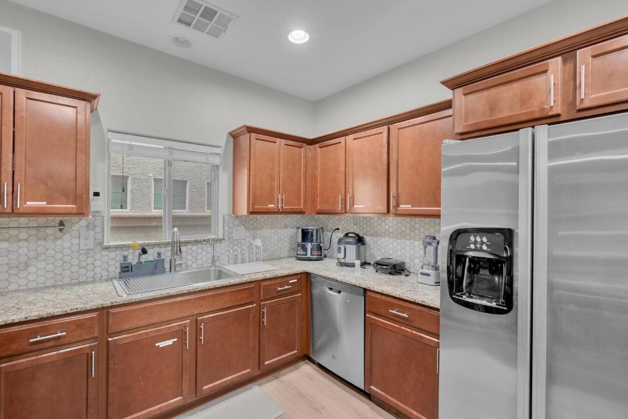 5BD | 5BA | 2-Kitchens| Backyard - ComfortInBudget Holiday home Las Vegas