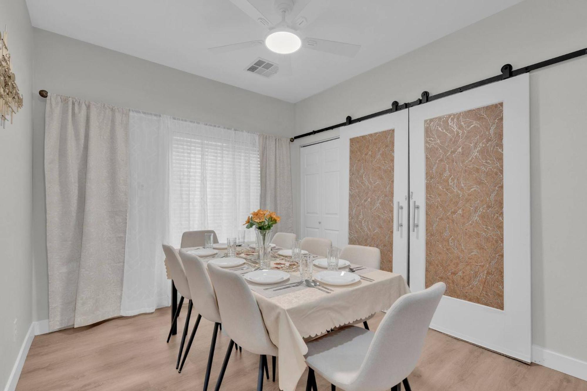 Holiday home 5BD | 5BA | 2-Kitchens| Backyard - ComfortInBudget