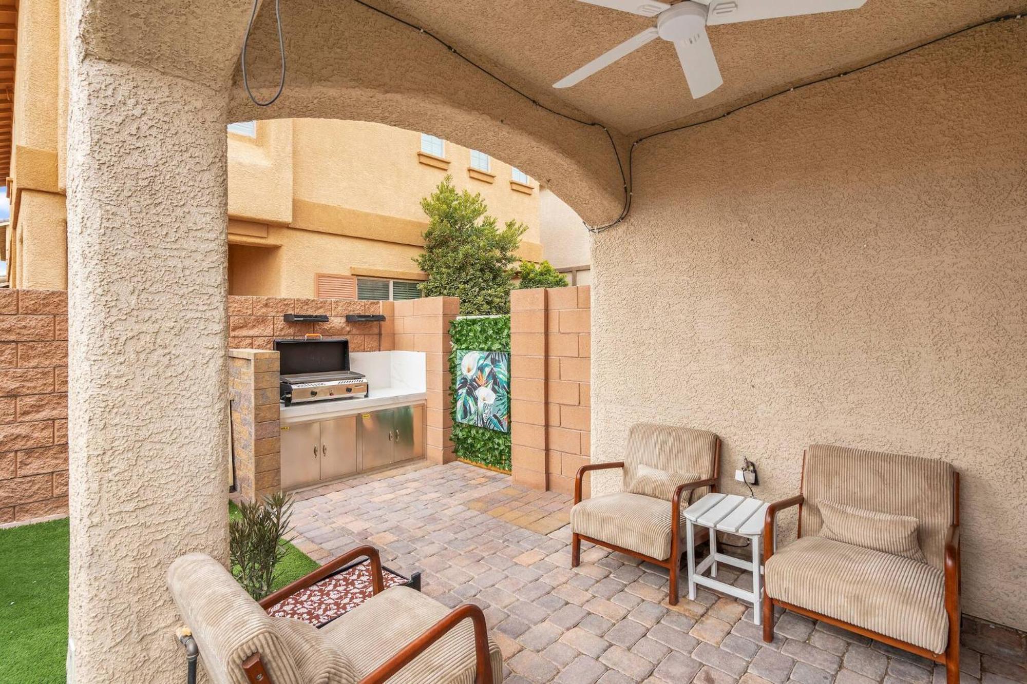Holiday home 5BD | 5BA | 2-Kitchens| Backyard - ComfortInBudget Las Vegas