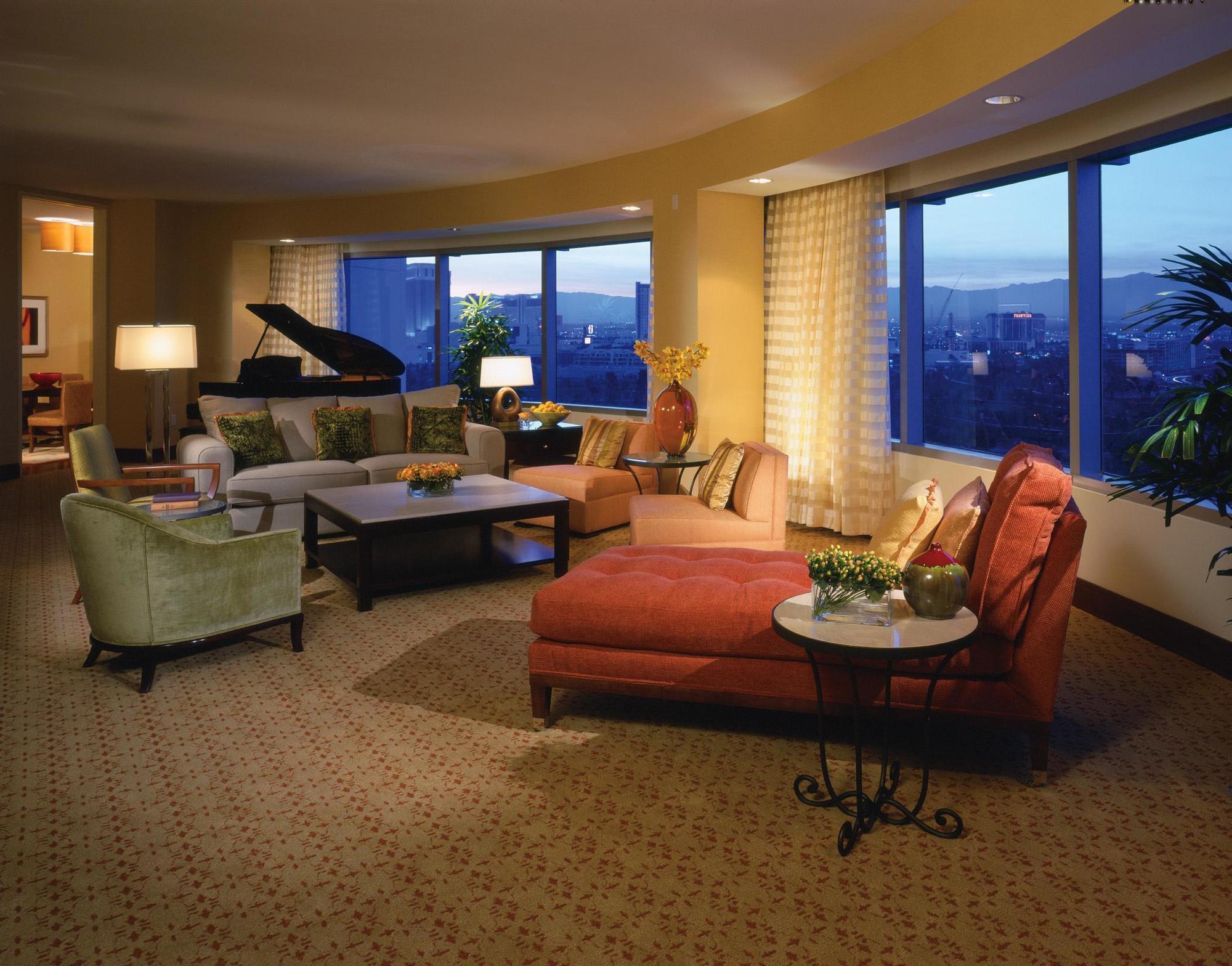Renaissance Hotel 4*