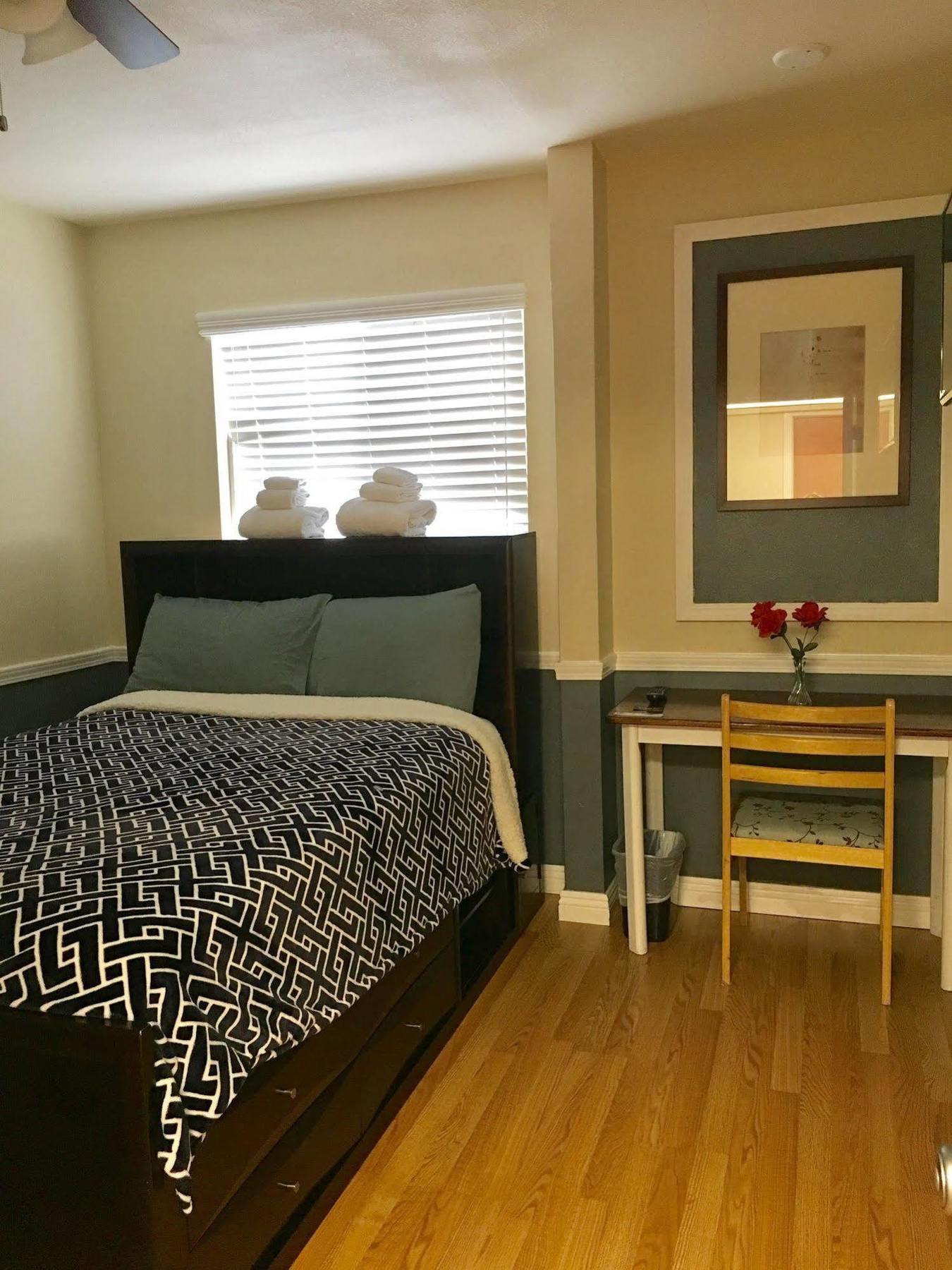 Hostel Travelers Bed & Breakfast Hostel