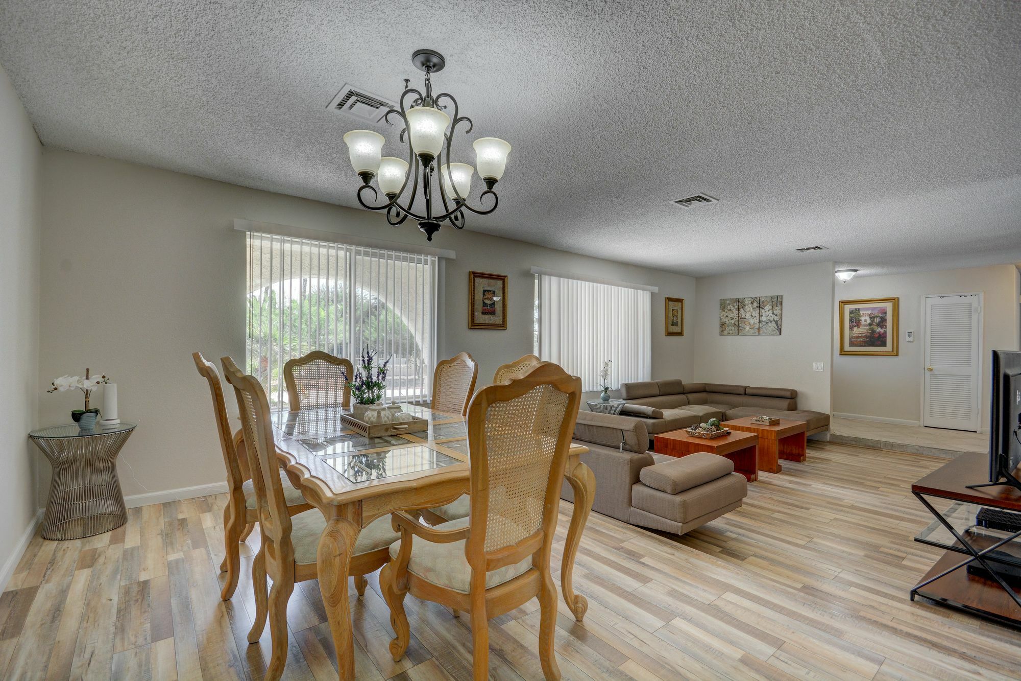 Luxurious 4br House With Large Pool 8min To Strip * Las Vegas