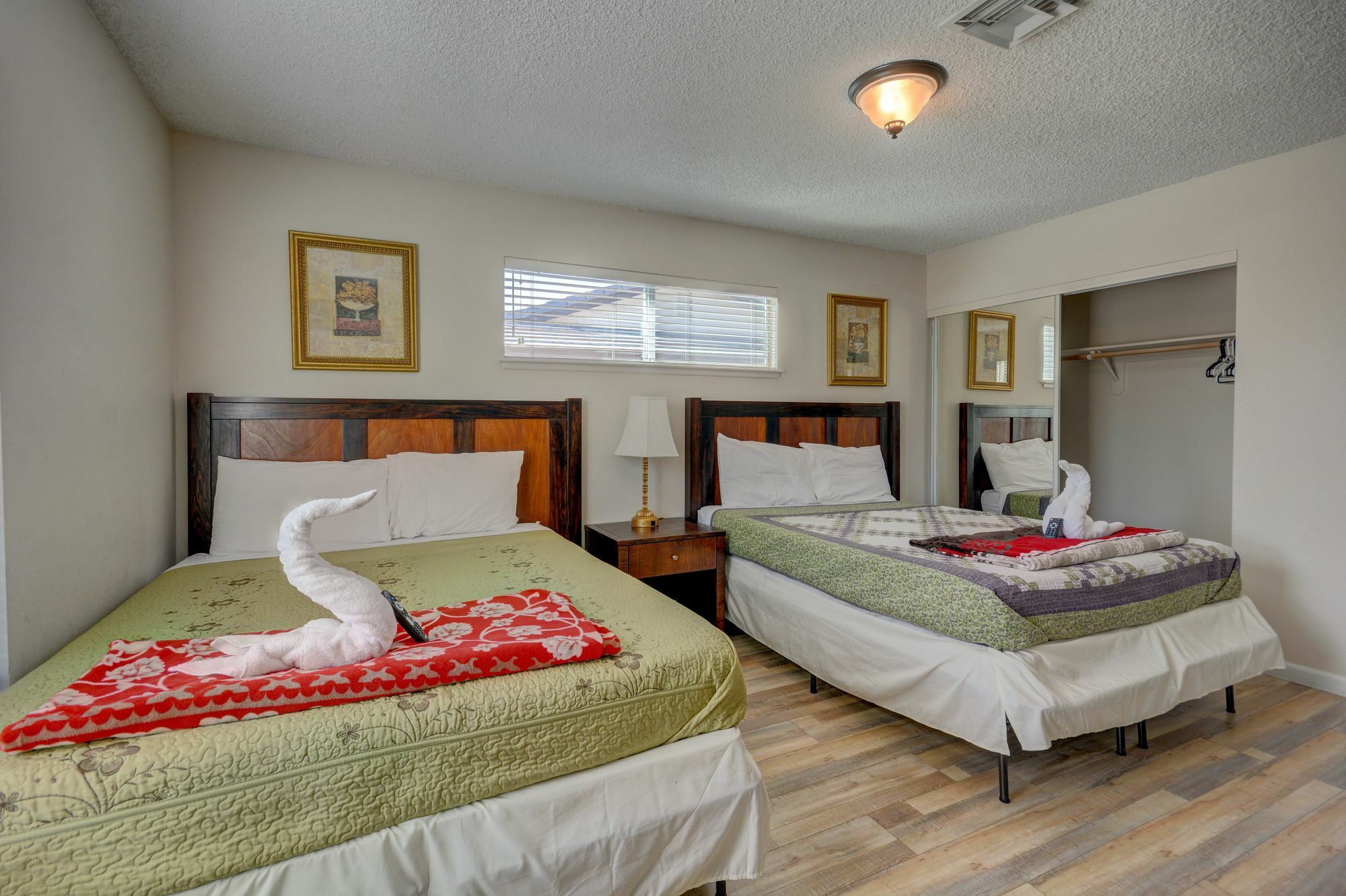 Luxurious 4br House With Large Pool 8min To Strip Apartment Las Vegas