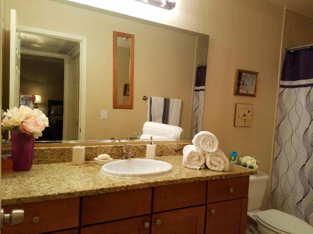 Lovely Condo! Walking Distance To The Strip With Pool And Apartment *