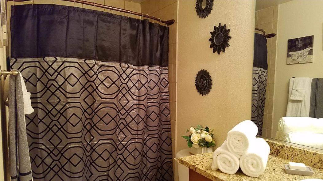 Lovely Condo! Walking Distance To The Strip With Pool And *