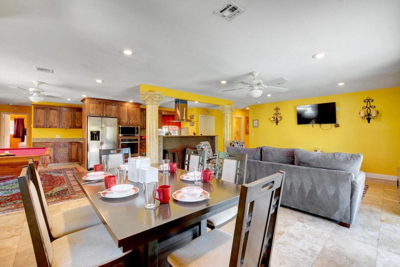Holiday home Vegas Elegance! Pool Table & Sparkling Pool!