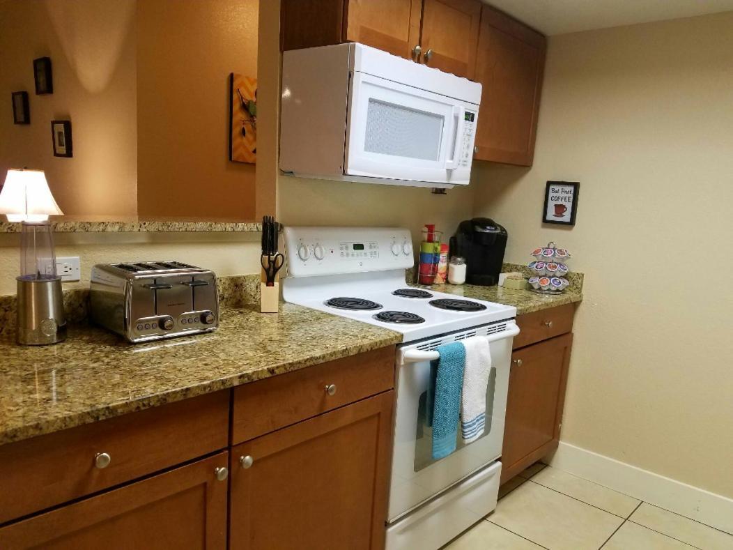 Lovely Condo! Walking Distance To The Strip With Pool And Apartment