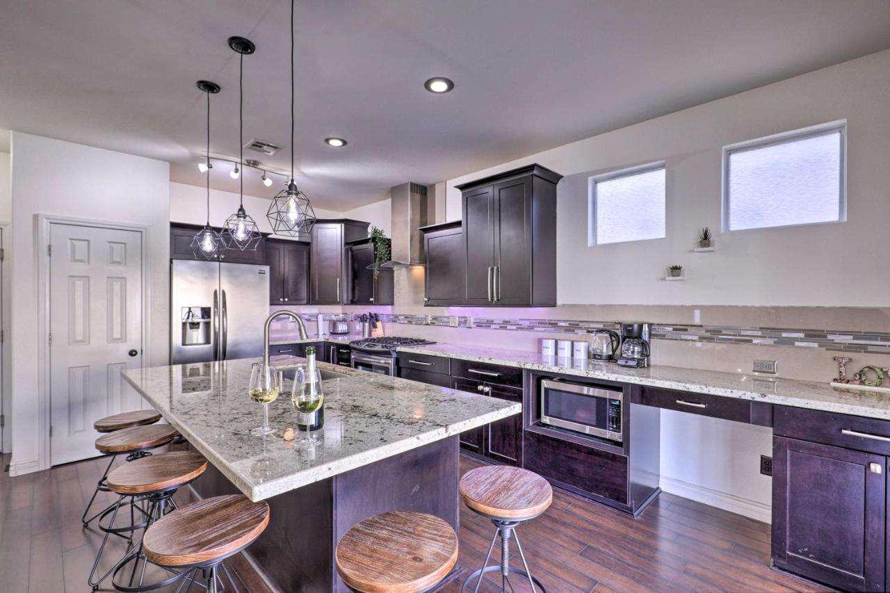 Luxurious Vegas Digs Hot Tub, Bbq, Cabana And More! Las Vegas