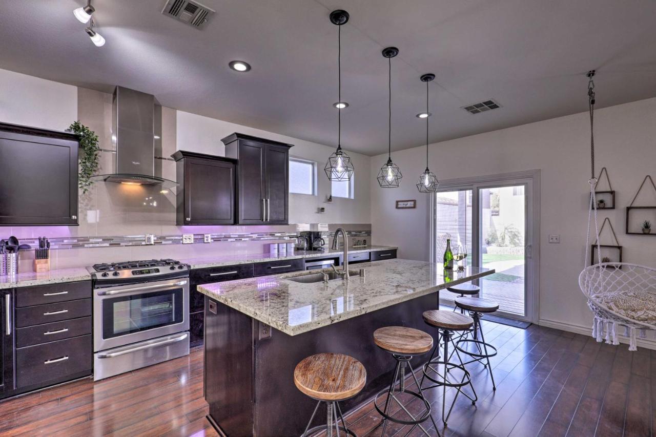 Casa vacanze Luxurious Vegas Digs Hot Tub, Bbq, Cabana And More!