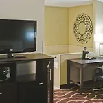 La Quinta Inn & Suites By Wyndham Lv Tropicana Stadium