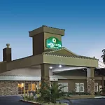 La Quinta Inn & Suites By Wyndham Lv Tropicana Stadium